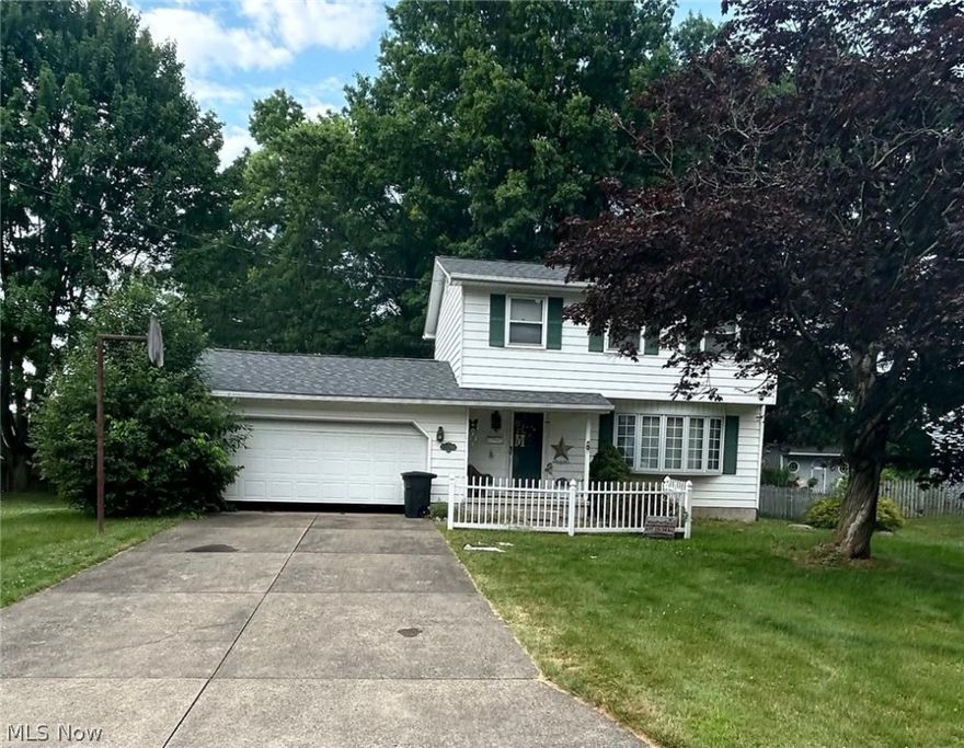 Calling all investors and handymen! This 1,500 sq ft+, 3 bedroom house, might be the deal of the month in Salem!