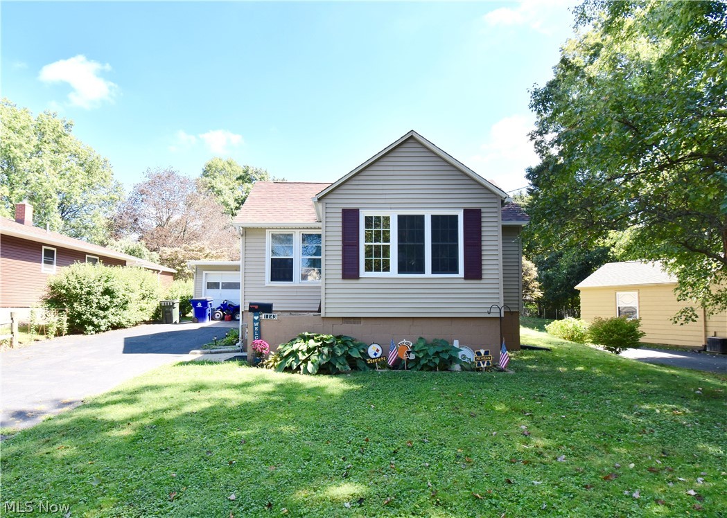 Welcome to 1143 Jessie Ave, a 2 bed/1 bath in Kent! Walk into a large living room space with ample natural light that sits right off the master bedroom. Dining room opens up into the newly remodeled kitchen & bathroom. Enjoy your evenings on the newly rebuilt enclosed front porch! Fenced in backyard. New roof 2020. Schedule your private viewing today!