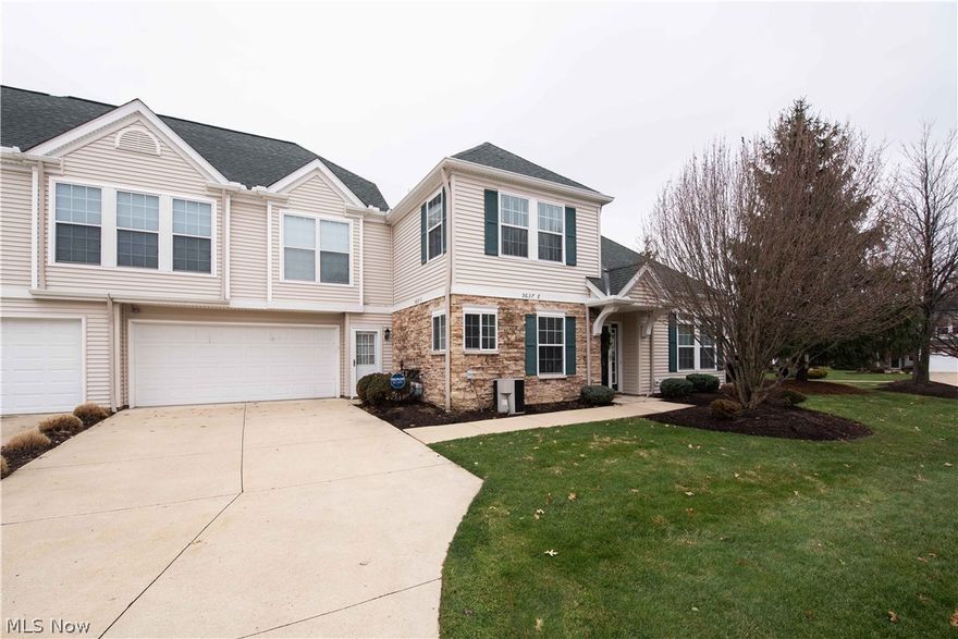 Highland Heights - Ranked #3 places to live Chic Aberdeen updated and well-maintained end unit “E” condo. Private 1st floor Master suite on 1st floor with glamour bath, granite countertops, shower, whirlpool tub, vanity and new faucets. Great room features spectacular vaulted wall of windows and fireplace. Formal dining room and spacious eat-in kitchen with granite counters and breakfast area.  2 spacious bedrooms upstairs with hallway full bath. Enjoy all the amenities of Aberdeen, golf, restaurant, long walking path, pool, tennis courts, Exercise Room, and banquet room available for large family gatherings. Minutes from 90 & 271 Freeways and 20 mins to downtown.  Move right in and enjoy maintenance free living today!  Welcome Home!