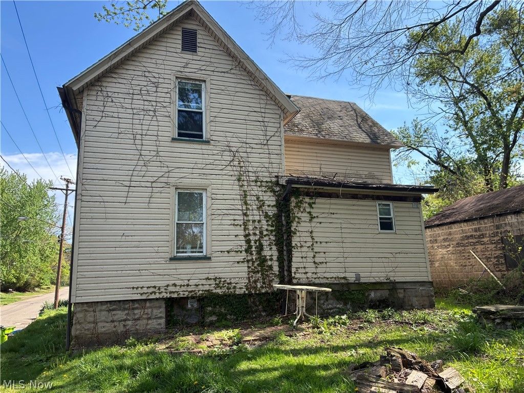 Photo of 404 Pike Avenue SW, Massillon, OH 44647 (MLS # 5206112)