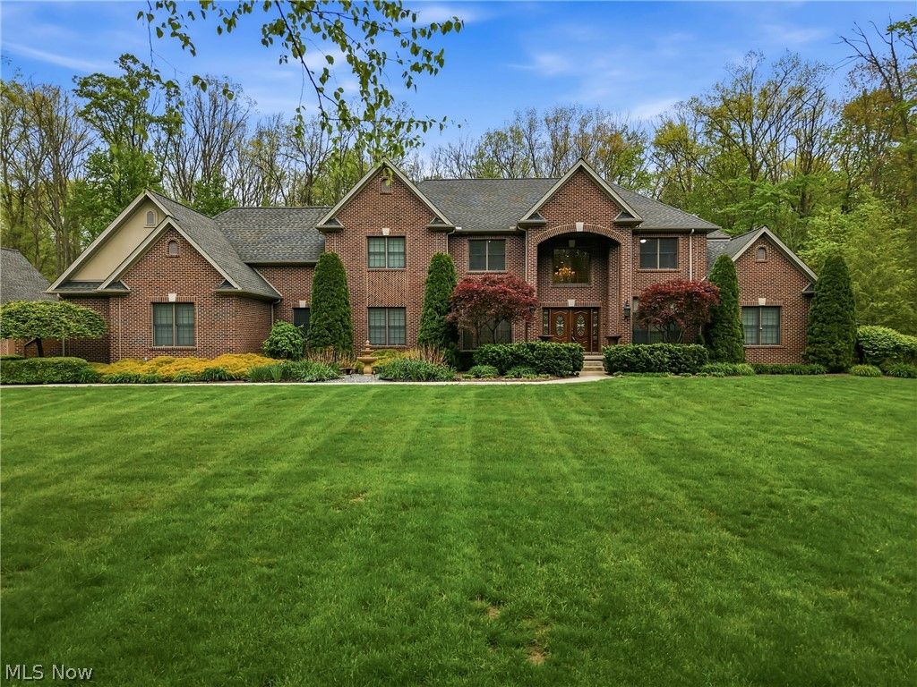 Photo of 2520 Eastpoint Heights Drive SE, Howland, OH 44484 (MLS # 5201763)