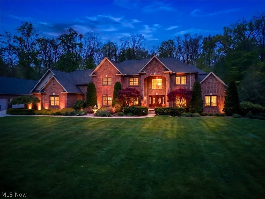 Photo of 2520 Eastpoint Heights Drive SE, Howland, OH 44484 (MLS # 5201763)