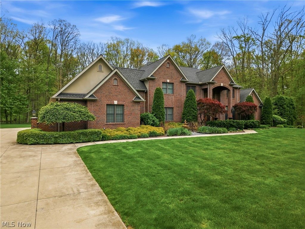 Photo of 2520 Eastpoint Heights Drive SE, Howland, OH 44484 (MLS # 5201763)