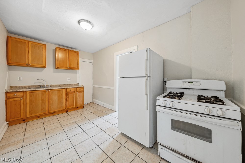 James M Hoyts Sub - Residential Income