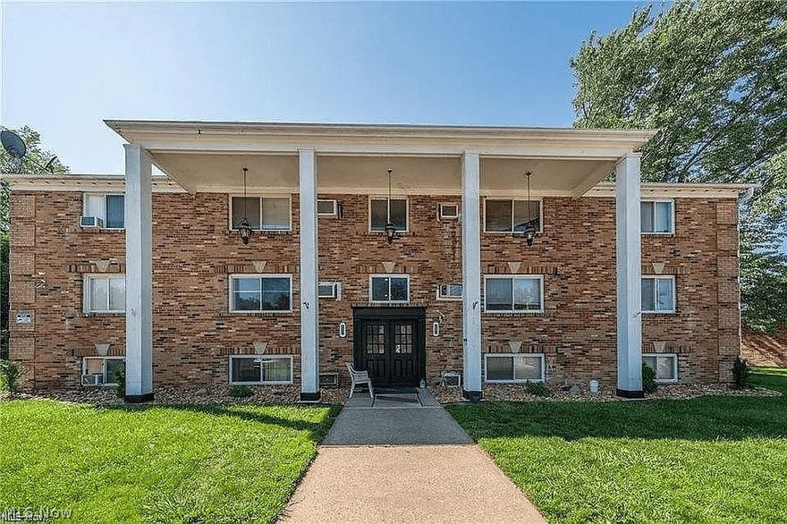 Welcome to this spacious 2 bedroom apartment. Updated kitchen and easy to clean flooring to complete the unit. There is plenty of cabinet storage. The Walk-in pantry closet is perfect for storage . The bedrooms are tucked all the way in the back. Parking comes with the unit and additional parking can be provided for extra. Book your tour today to view this lovely apartment !

NO SMOKING 
150$ pet non refundable deposit , 45$ additional a month per pet. No pets over 35lbs

Tenant Screening:
All adults that will be living in the unit need to fill out a separate application.