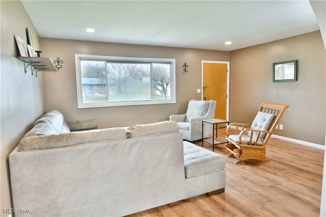 765 Dresden Drive, Hubbard, Ohio image 3