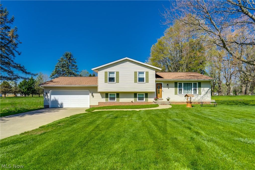 Photo of 5029 Broadway Avenue NE, Louisville, OH 44641 (MLS # 5203936)