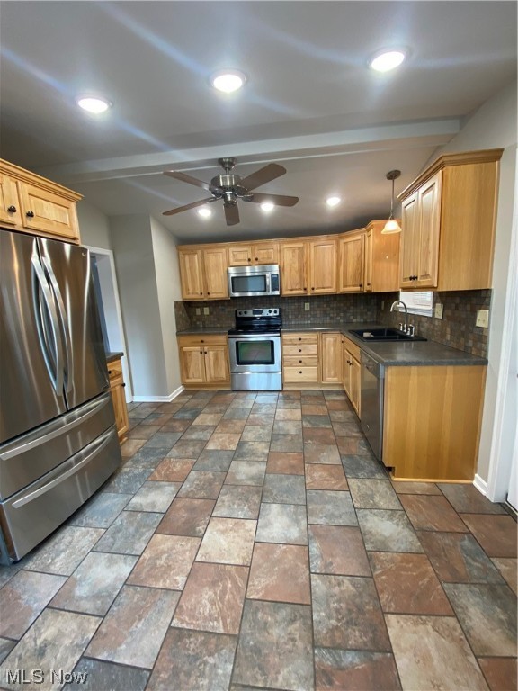 Main image without alt text