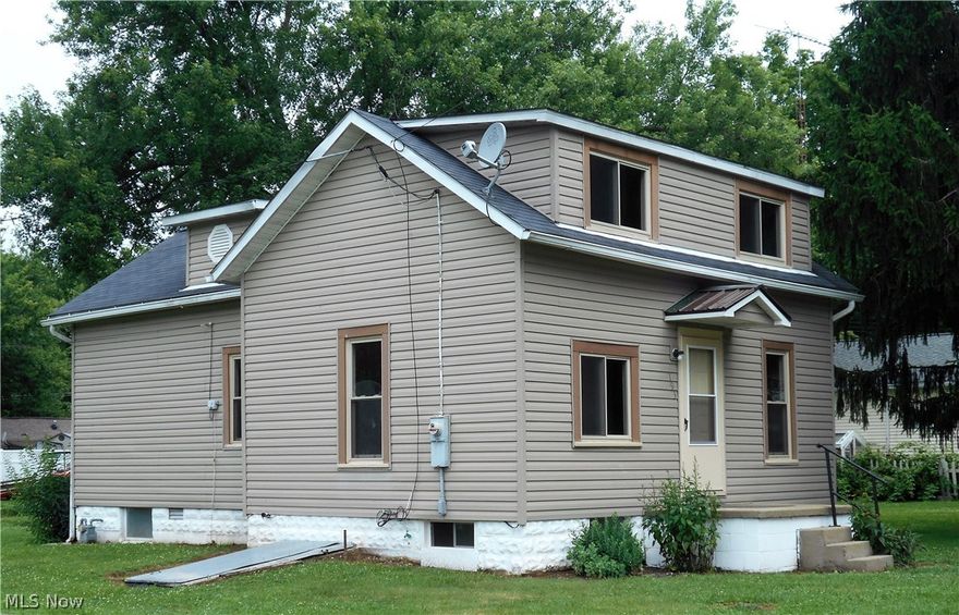 Adorable 2-3 bedroom, 1 full bath home in the village of Little Hocking. Situated on a nice level lot, this home offers a brand new furnace, new windows, new flooring throughout & new kitchen cabinets. Cute house! Lockbox# 31685917