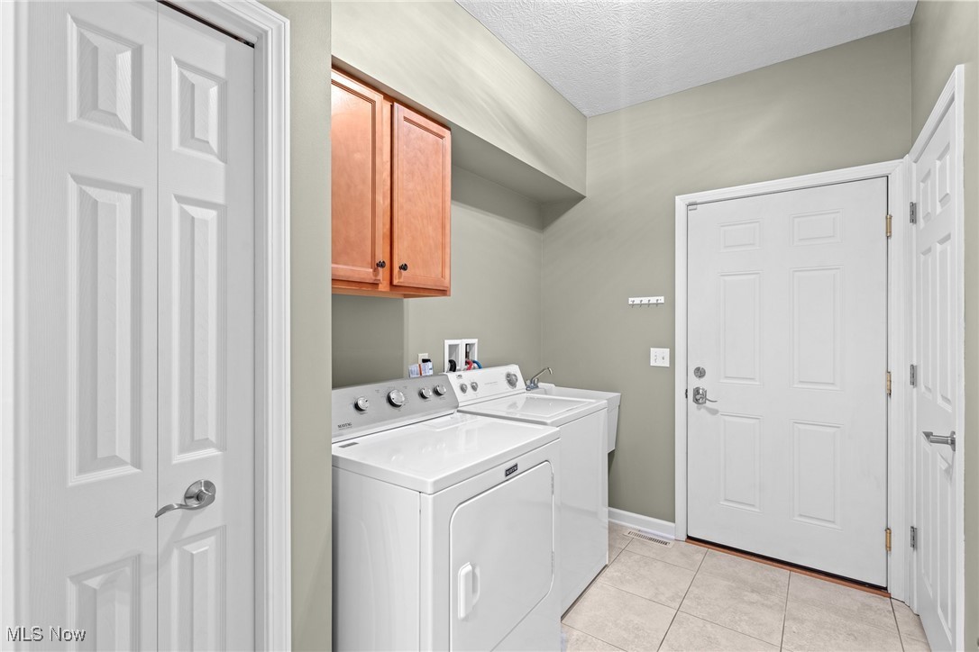 Seven Hills, Ohio 44131, United States, 3 Bedrooms Bedrooms, ,2 BathroomsBathrooms,Residential,Contingent,92321