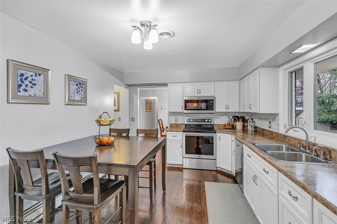 Delia Realty 01 - Residential