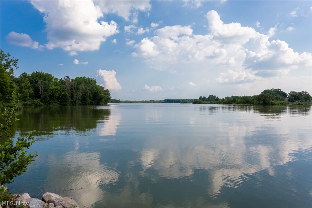 Ivy Hill Aurora Shores Condo - Residential