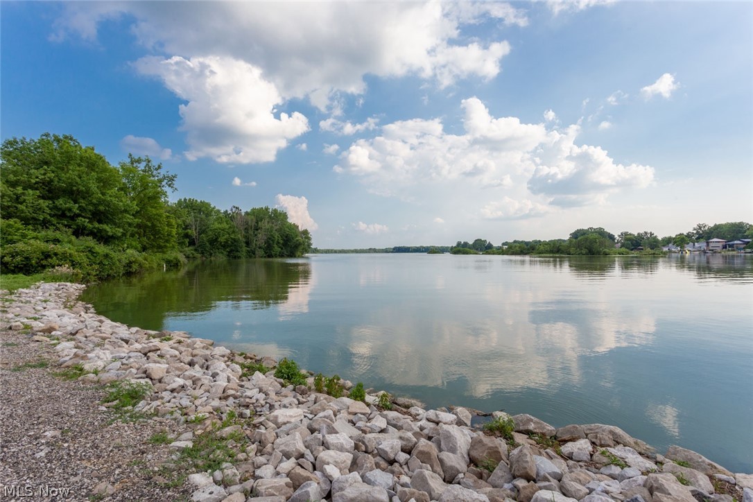 Ivy Hill Aurora Shores Condo - Residential