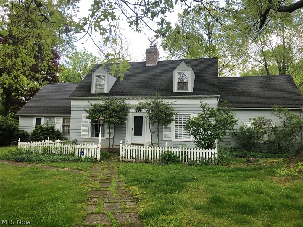 Welcome to a piece of downtown Medina history! 612 N. Court is a single family home with a large master suite which includes a walk-in closet, full bathroom, and additional upstairs living space! Hardwood floors throughout the home. Arched doorways, marble tile, and built-ins make this a unique and beautiful home. Note: S. Court Street address but driveway access (marked by a sign) is off of North Broadway.