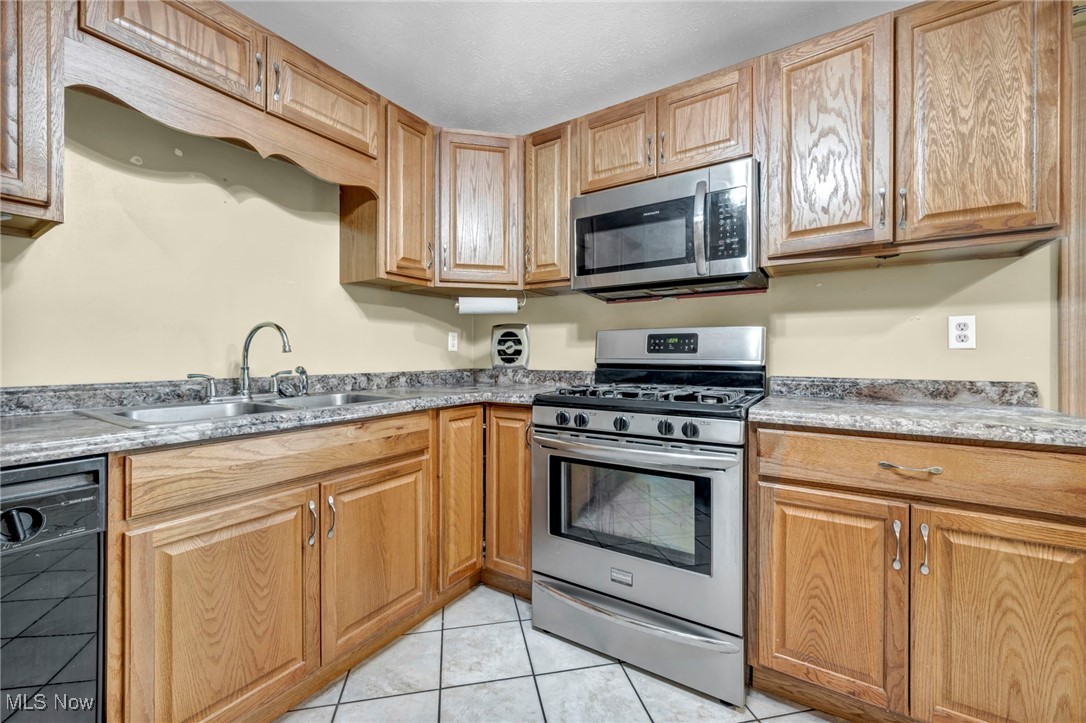 Country Lane Manor - Residential