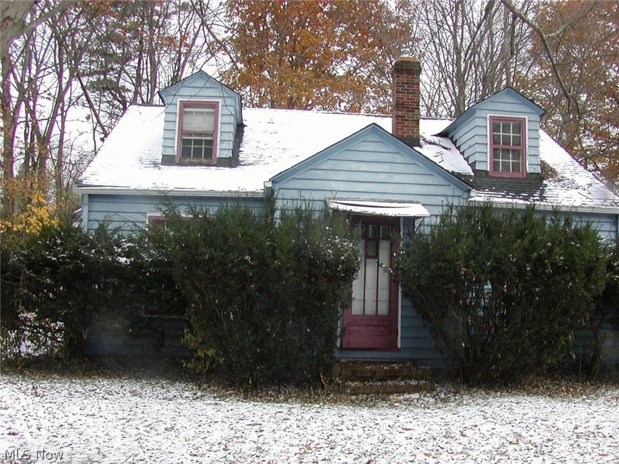 Lot:  50 X 136.  Home has great potential. Needs a lot of work.  Seller has not lived in the home for years and offers no guarantees.  Home to be sold "as is"
Room sizes approximate.