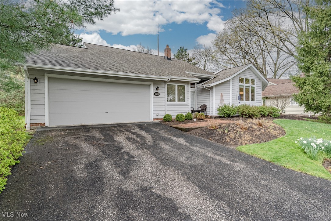 5560 Hummingbird Circle, Solon, Ohio image 2