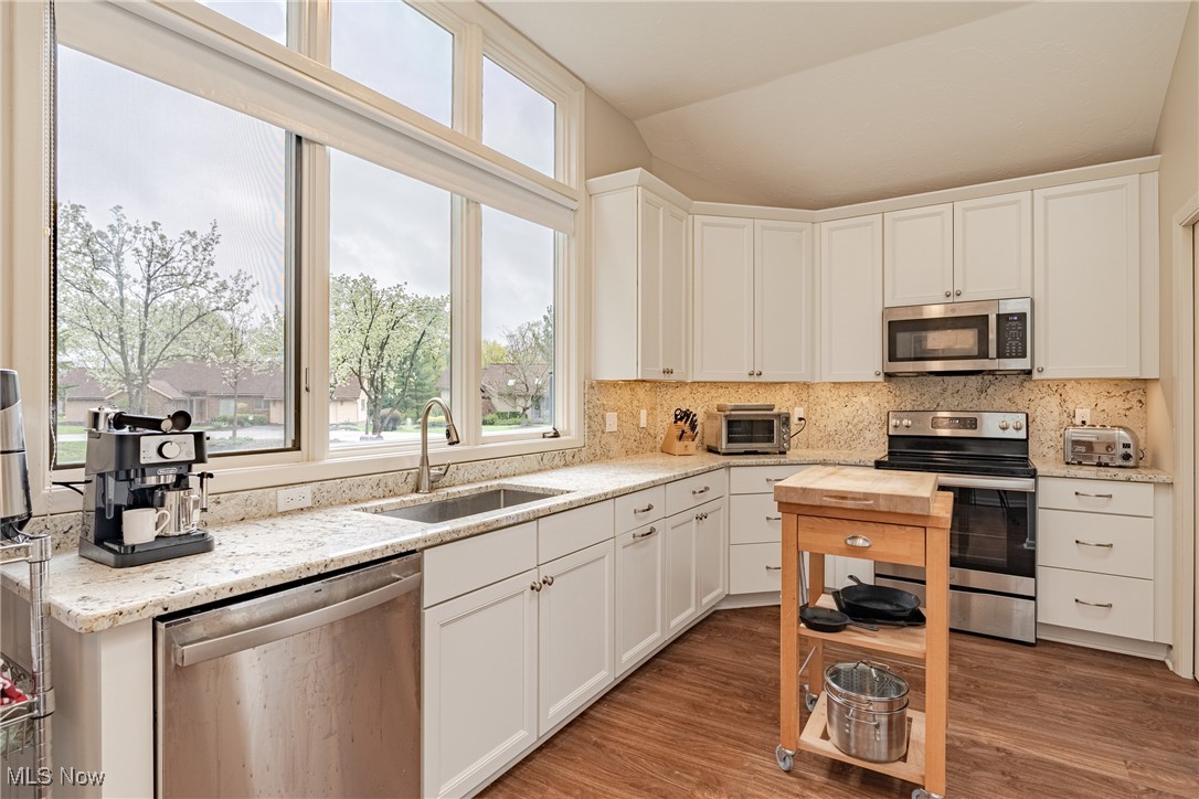 5560 Hummingbird Circle, Solon, Ohio image 9
