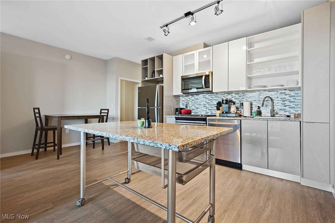 Cleveland, Ohio 44114, United States, 3 Bedrooms Bedrooms, ,2 BathroomsBathrooms,Residential,Active,43054
