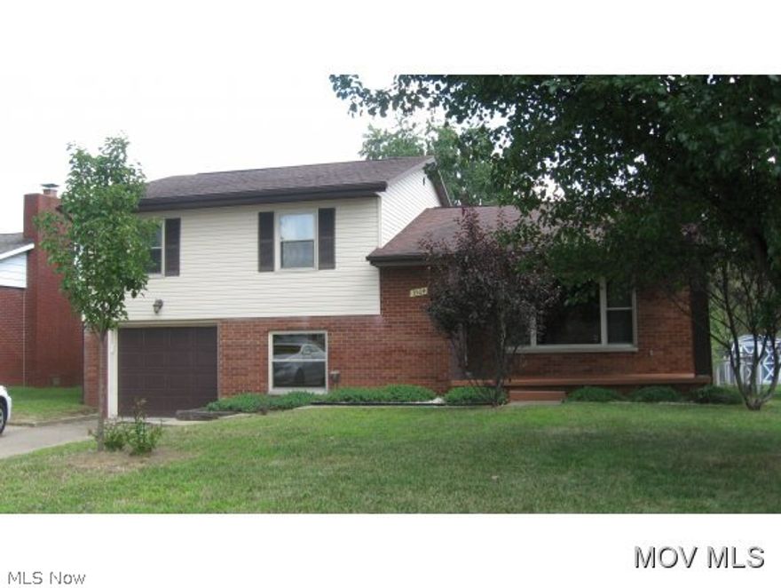 Extra nice clean move in ready home. Great back porch. Out door entrance from laundry.  24 x 40 building, storage for cars, ideal workshop, craft area, play area for children, or  many more uses..  Many updates. Hardwood floors  Elem: Worthington Elementary School  Elem/Bus: N  JrHigh: Hamilton Jr. High School  JrHigh/Bus: N  High: Parkersburg High  High/Bus: N  Fire: CIT  Police: CTY  ;SQFT=Fin L1:500, Fin L2:720, Fin Bsmt:364, Fin Above:1220, Fin Total:1584, Unfin Above:0;GAR= 1 Car Built In;PRKG= Off Street