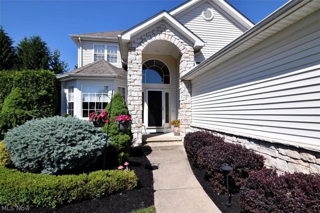 Photo of 420 E Glengary Circle, Highland Heights, OH 44143 (MLS # 5216003)