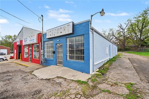 Tiny photo for 910 Erie Street S, Massillon, OH 44646 (MLS # 5202734)