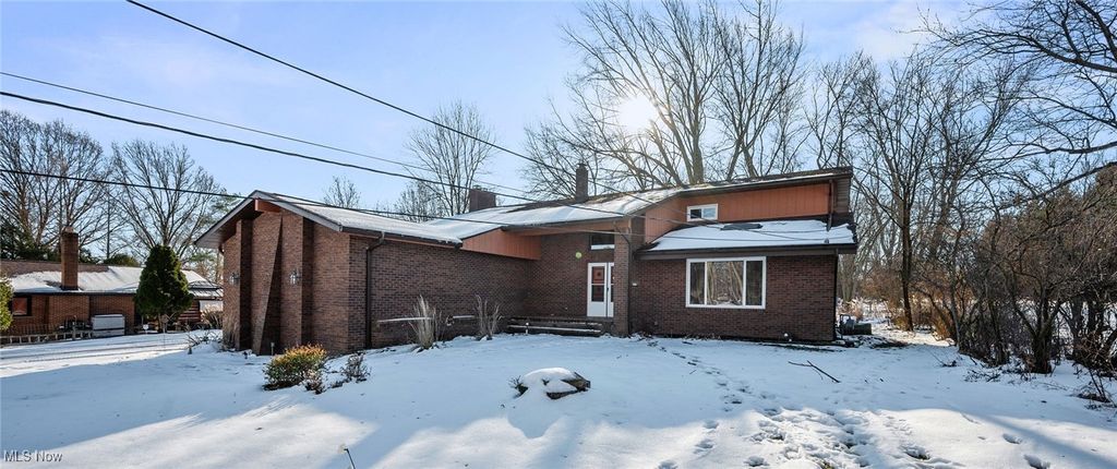 Photo of 2715 W Pleasant Valley Road, Parma, OH 44134 (MLS # 5178092)