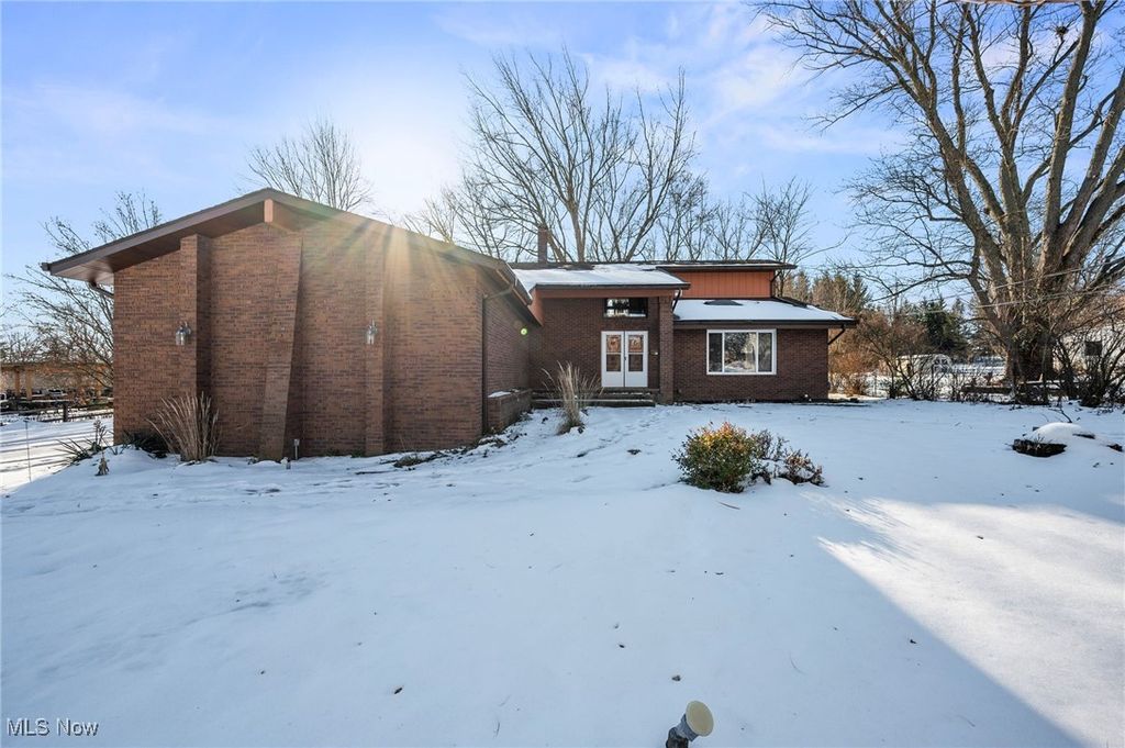 Photo of 2715 W Pleasant Valley Road, Parma, OH 44134 (MLS # 5178092)