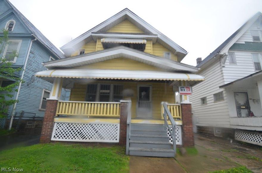 This 3 bedroom 1 bath home features lots of woodwork and built-ins, spacious kitchen with dining area and separate dining room, basement and detached garage. The seller is offering up to a $500 home warranty credit towards the warranty of your choice. This property is eligible under the Freddie Mac First Look Initiative until  3/13/2014 to owner occupants.