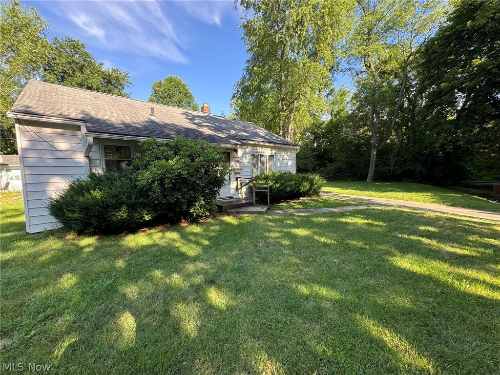 Photo of 766 Valdes Avenue, Akron, OH 44320 (MLS # 5220381)