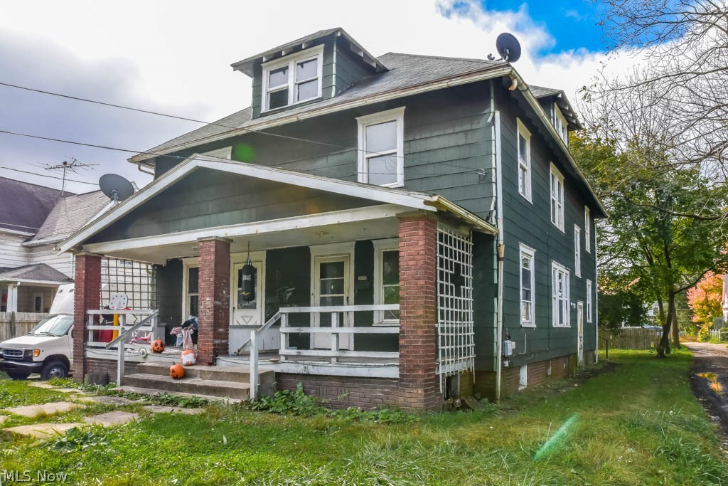 Attention investors! Duplex with the possibility of $575/month for each unit.