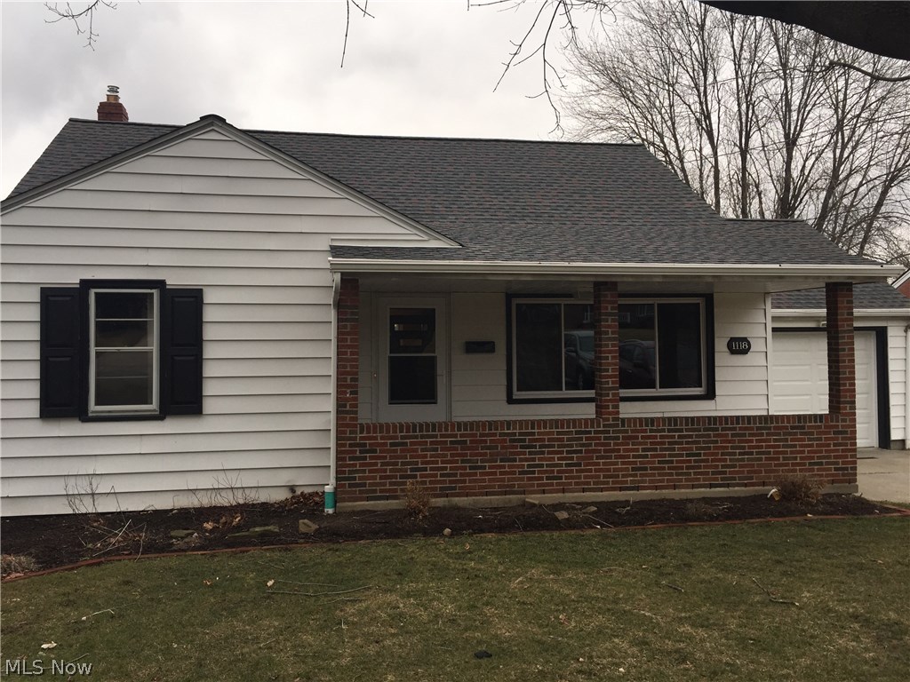 Move in ready, all appliances STAY ! 3 Bdrm, 1.5 Bth Cape Cod. Updated kitchen and bath. Hardwood floors throughout and built ins. Roof 2014, some new windows 2013,Garage door 9/2013with keyless entry, New Furnace 11/2014,new thermostat w/auto settings 2014,new CO2 detectors , new light fixtures ,
upstairs master bedrm with half bath remodeled 3/2014. Large lot , shed, floating deck with beautiful landscaping.
All these conveniences and EXCELLENT Struthers schools.