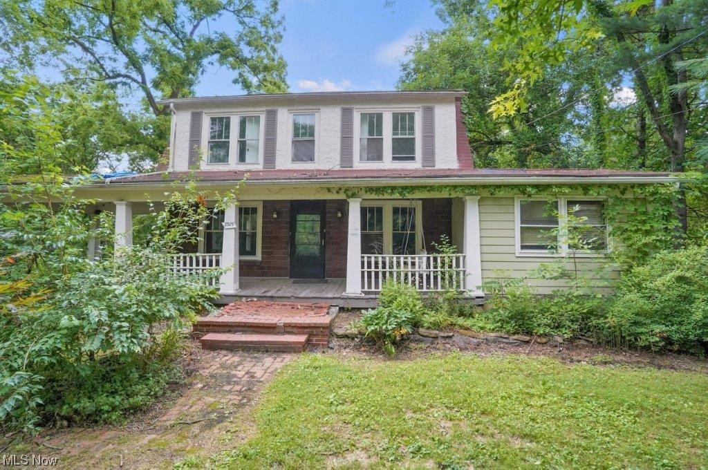 Great investment opportunity! Large home in Copley/Fairlawn school district anxiously awaiting its new owner! Buy this beautiful home and return it to its former glory or update it and make it modern...the possibilities are endless! Home to be sold As-Is