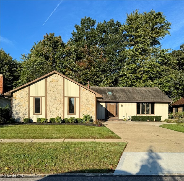 1217 Surfside Circle, Aurora, Ohio image 1