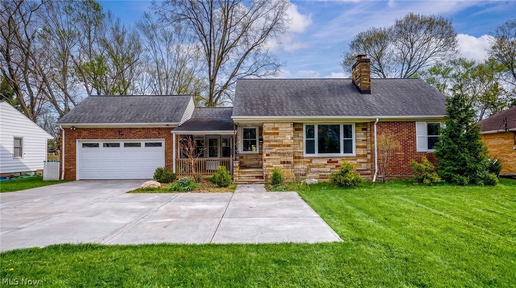 Photo of 2031 W Pleasant Valley Road, Parma, OH 44134 (MLS # 5203982)