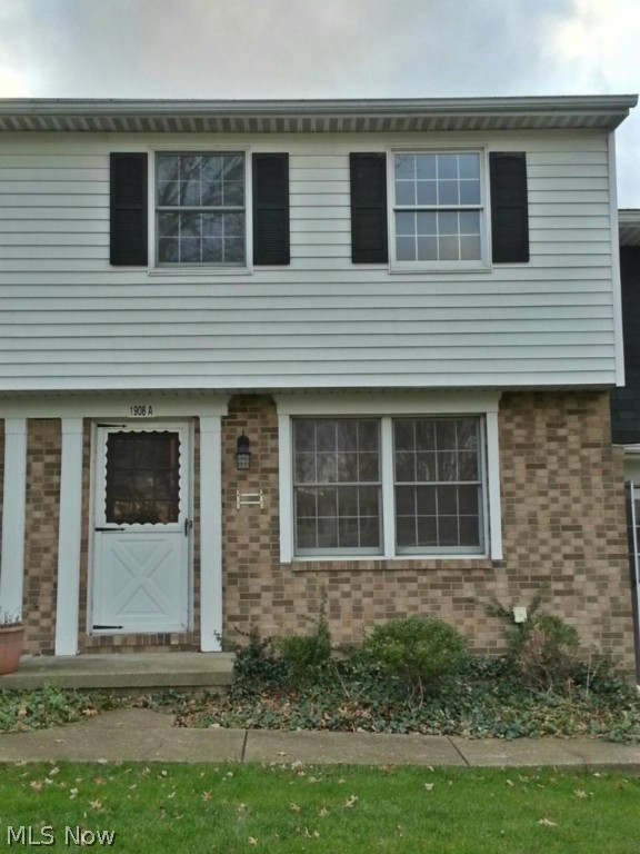 Great condo close to shopping and library, center unit with plenty of parking. Currently used as a rental property producing steady income! Must see! HOA fees pay: exterior building maintenance, garage/parking, association insurance, landscaping, property management, recreation, reserve fund, snow removal, trash removal!