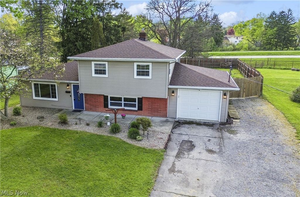 Photo of 986 Keefer Road, Girard, OH 44420 (MLS # 5206572)