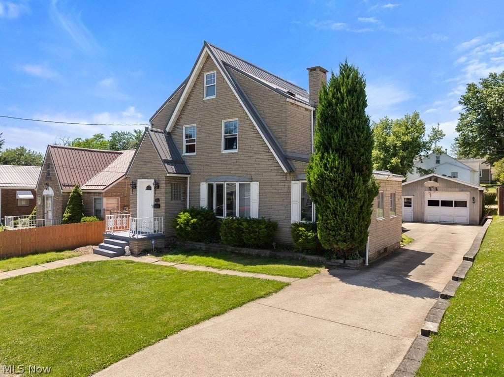 3813 Collins Way