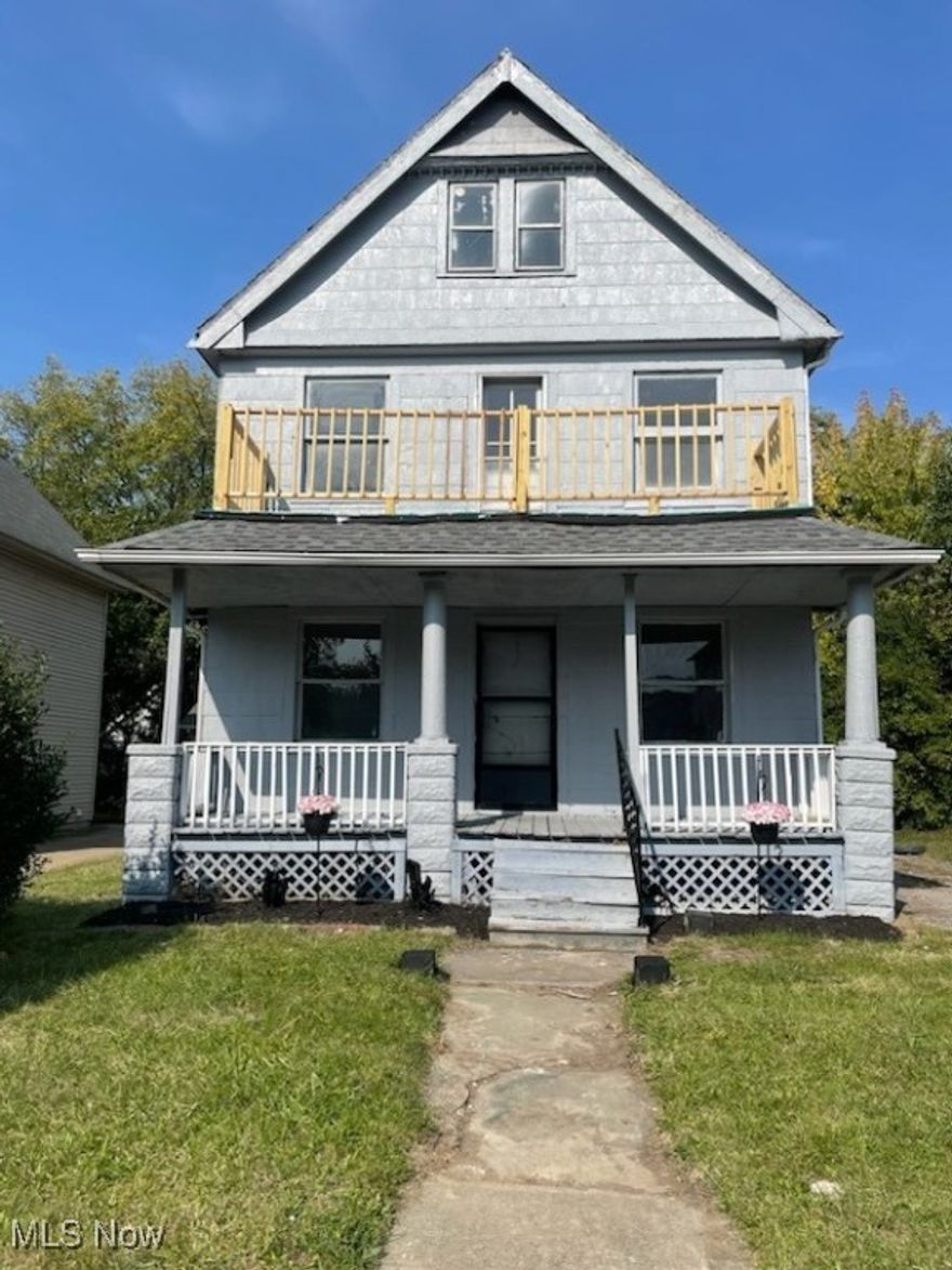 Be ready to make some money. This cash flowing duplex is ready for sale. One tenant is paying $850 the other unit is vacant. Lets get those offers in today.