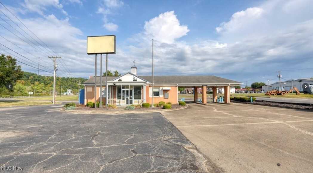 If you’re looking for a permanent home for your business or want to take advantage of the office’s prime and highly visible location, we have everything you need. Opportunities are available for tenant occupancy and can accommodate for professionals in the fields of law, financial planning, architecture, accounting, and others.