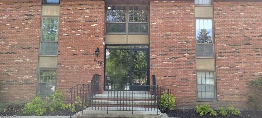 Spacious 2 bedroom 2 bathroom unit with tons of natural light, in unit laundry, balcony and so much more!  Close to all amenities, including parks, shopping, the airport and freeway access to downtown.