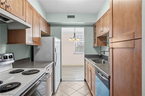 Tiny photo for 11850 Edgewater Drive #110, Lakewood, OH 44107 (MLS # 5221386)