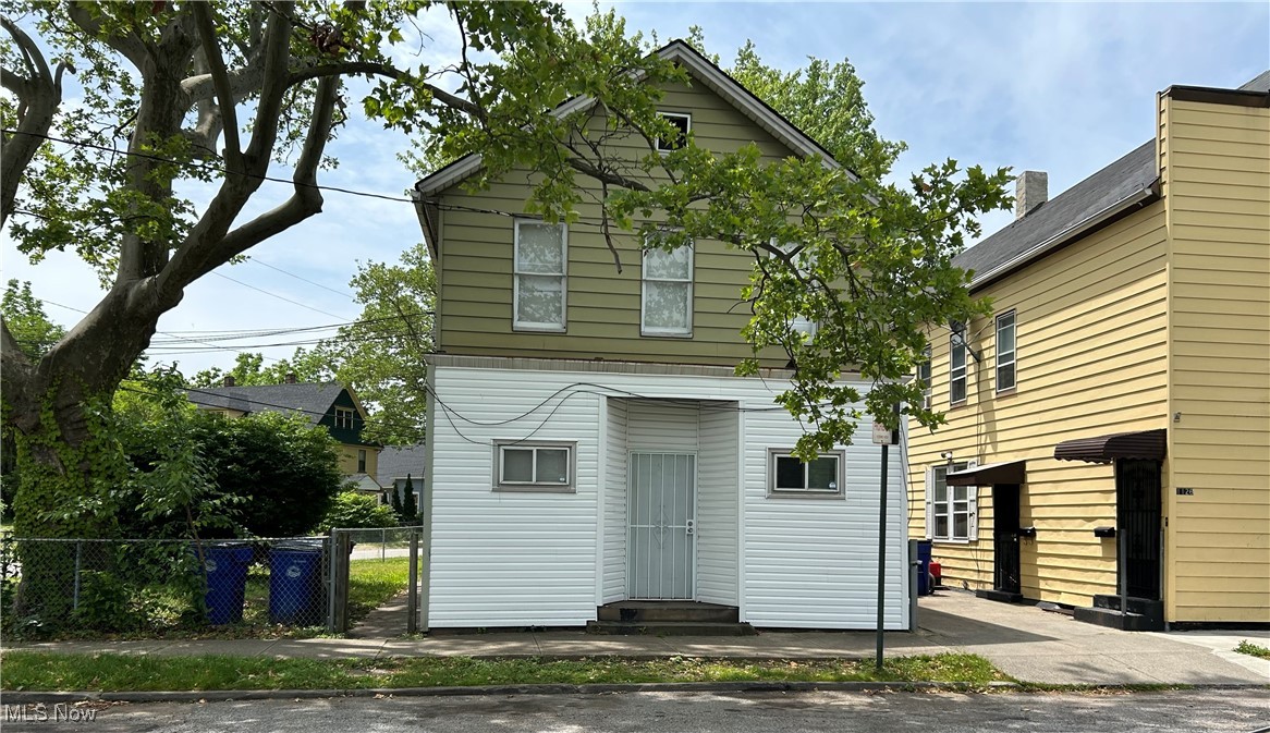 Discover this well-kept 1ST FLOOR efficiency apartment on Cleveland's East Side, just 10 minutes from downtown and minutes from I-90! This open-concept unit comes complete with a refrigerator and stove, and best of all, the owner covers electric, water, sewer, and gas, making it both economical and incredibly convenient. Located near public transportation for an easy commute to downtown and just a short drive from the scenic shores of Lake Erie. Affordable living in a convenient location. Don't hesitate! Contact us today to schedule a showing.