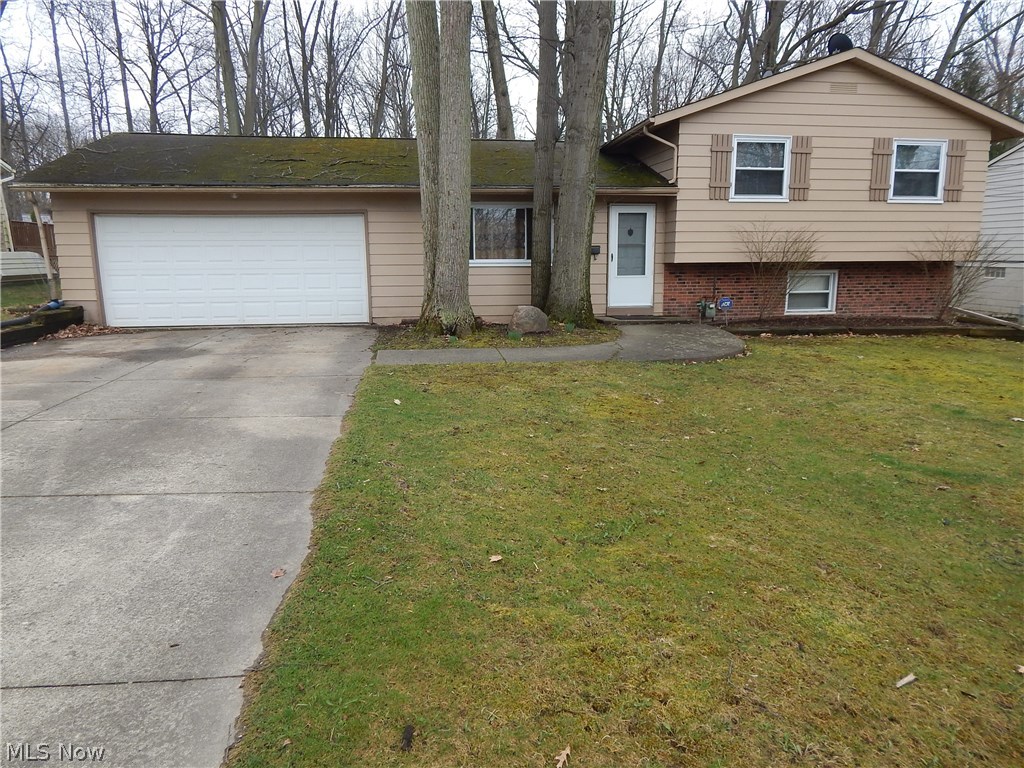 3 bedroom, 2 full bathroom split level located in Stow. With a little TLC it will be a nice home.
