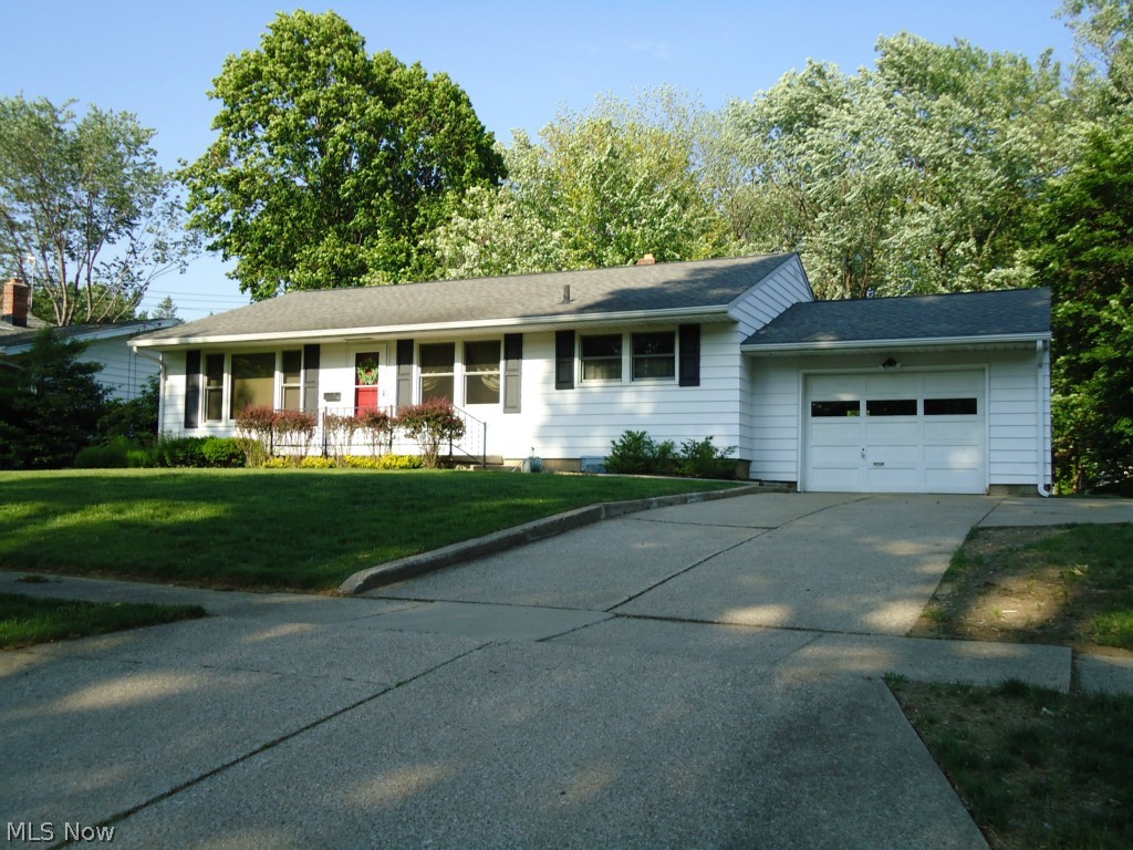 Well kept 3 bedroom/2 bath ranch in a great location! Desirable silver lake highlands - walking distance to shopping, schools, church and park. Large kitchen with newer appliances. Hardwood floors in bedrooms. Huge basement with rec room and office with built-ins. Newer windows and roof. 1 car attached, nice lot and home warranty too!