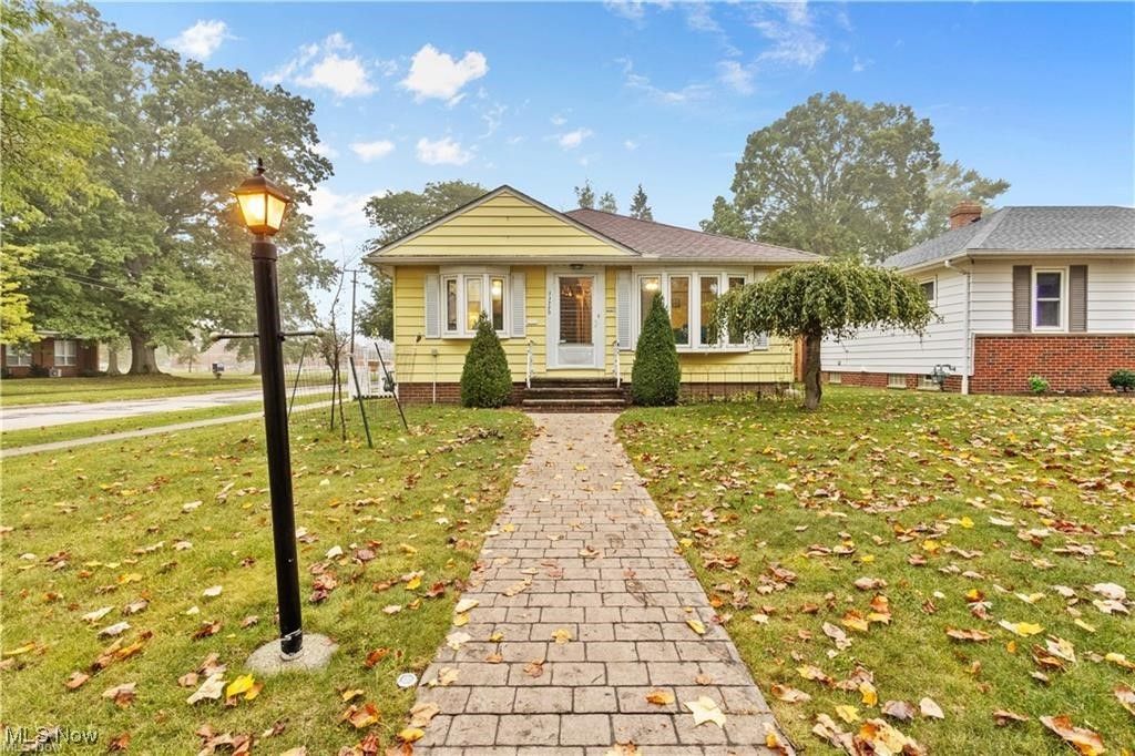 Photo of 11770 Barrington Boulevard, Parma Heights, OH 44130 (MLS # 5184892)