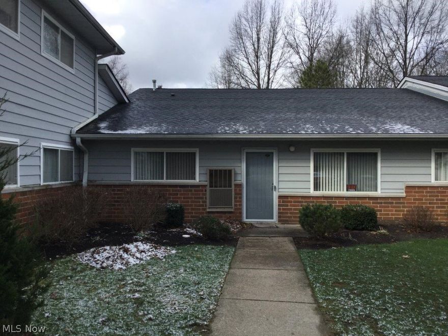 Spacious ranch condo, exceptionally clean and maintained, in-suite laundry, all appliances included.  Convenient to shopping, restaurants and I-480.