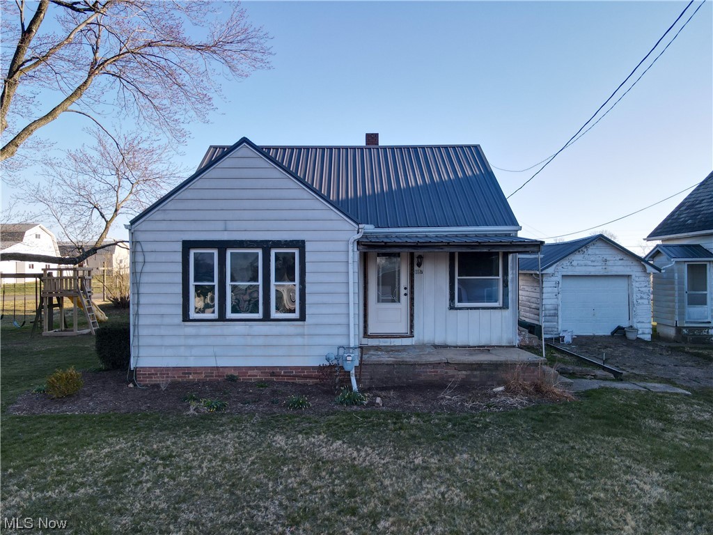 Main image without alt text