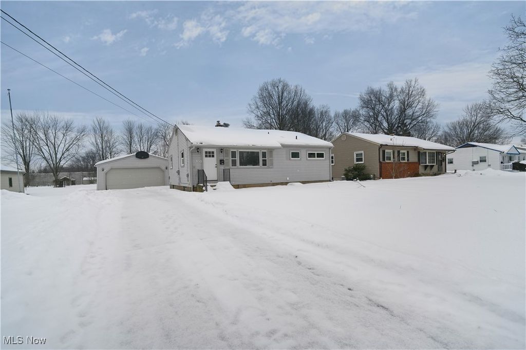 Photo of 325 S Inglewood Avenue, Austintown, OH 44515 (MLS # 5183654)
