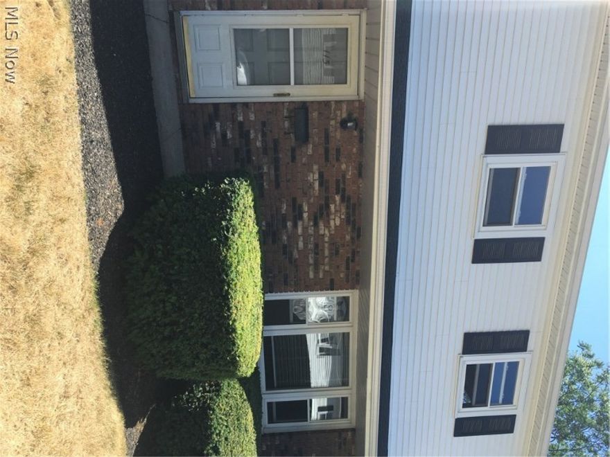 Great condo for rent in the Mentor school district. Situated between route 90 and route 2 right off of 615. Laminate floor main floor, carpet upstairs. Fresh paint and newer carpet.